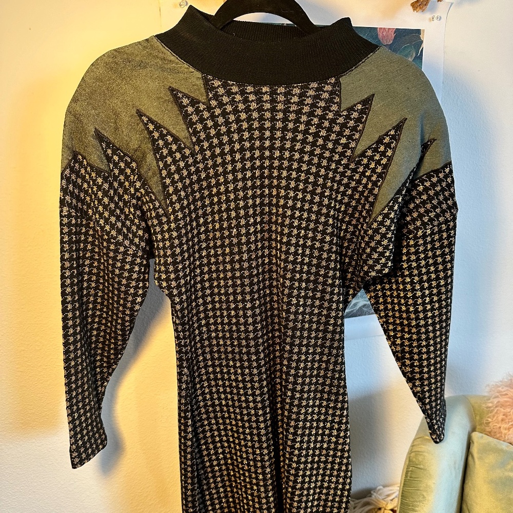 Stretchy Bodycon style mini dress. Very 80’s chic